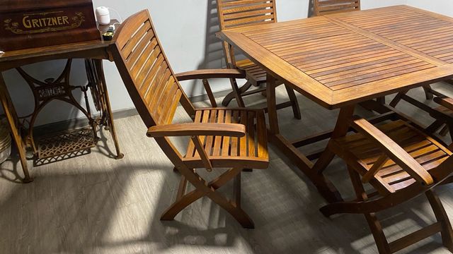 Mesa extensible de madera y seis sillas