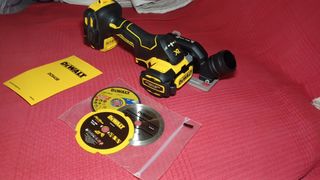 Mini sierra ingletadora Dewalt DCS438N