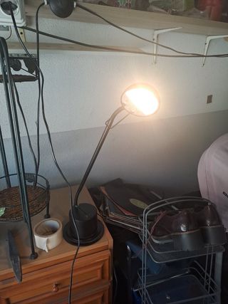 Lámpara de escritorio negra y plateada
