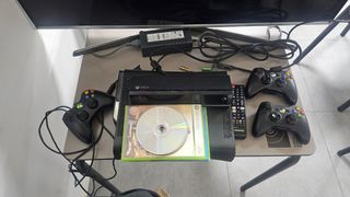 Xbox 360 Negra con Accesorios enclulle la TV Samsu