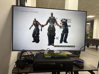 Xbox 360 Negra con Accesorios enclulle la TV Samsu