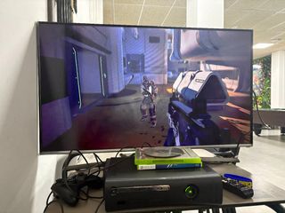 Xbox 360 Negra con Accesorios enclulle la TV Samsu