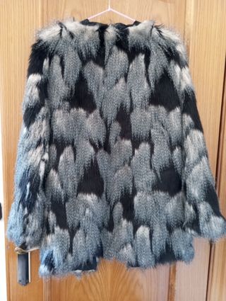 Elegante chaqueta de pelo sintético