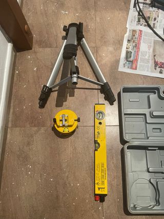 Nivel Láser con Trípode y Accesorios