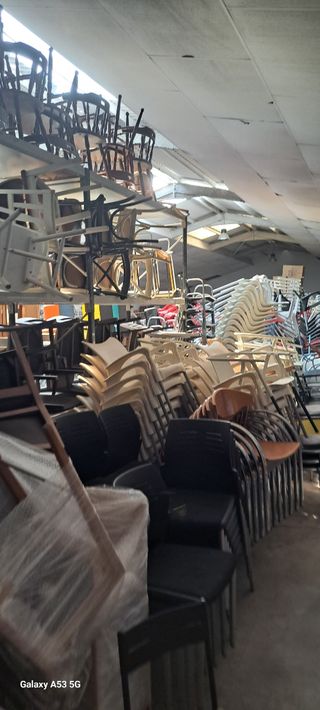 Sillas de hostelería plateadas y transparentes