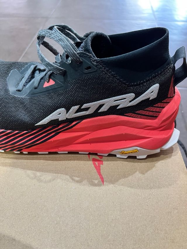 Zapatillas Altra Olympus 275 MATRIX Negras/Rojas