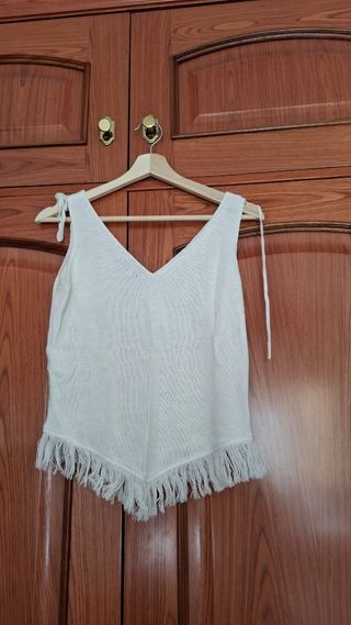 Blusa blanca de tirantes con flecos