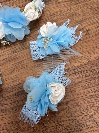 Tocado y cinto flores azul y blanco y horquillas 