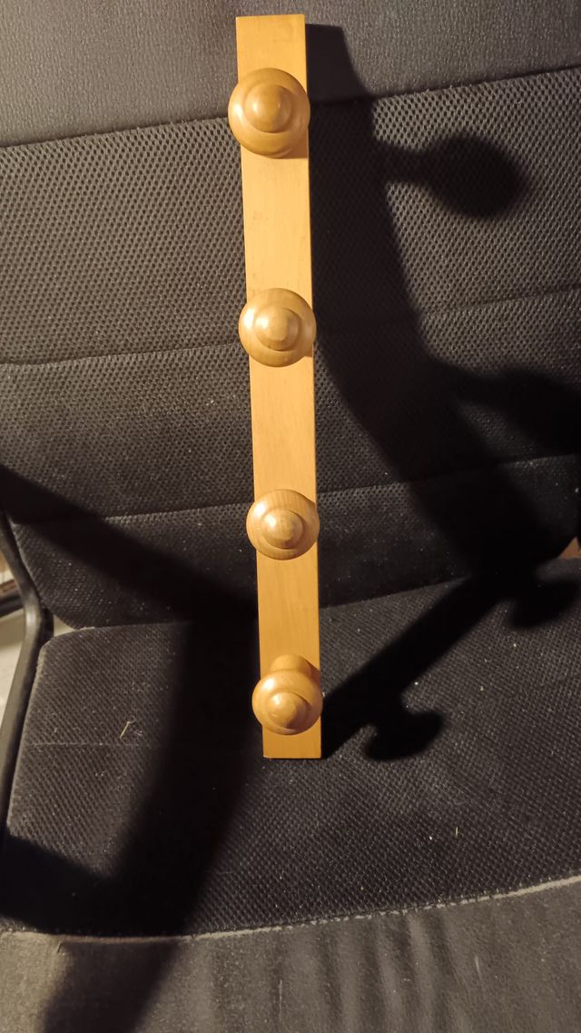 Percha de madera con 4 pomos