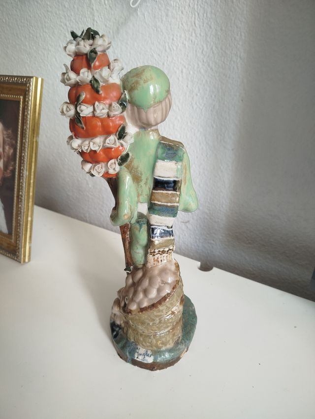 Antigua figura porcelana niño inglés