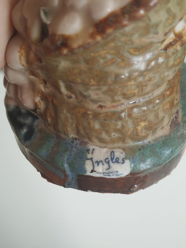 Antigua figura porcelana niño inglés