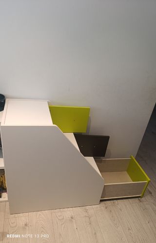 Escalera con cajones blanca y verde