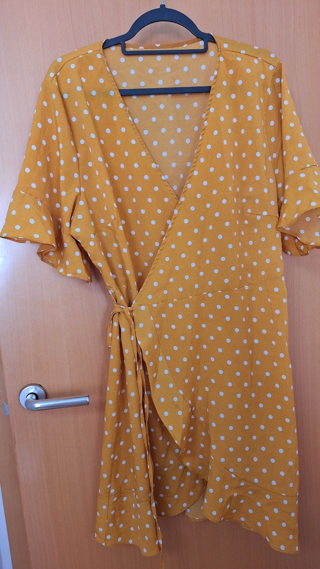 Vestido de verano amarillo con lunares