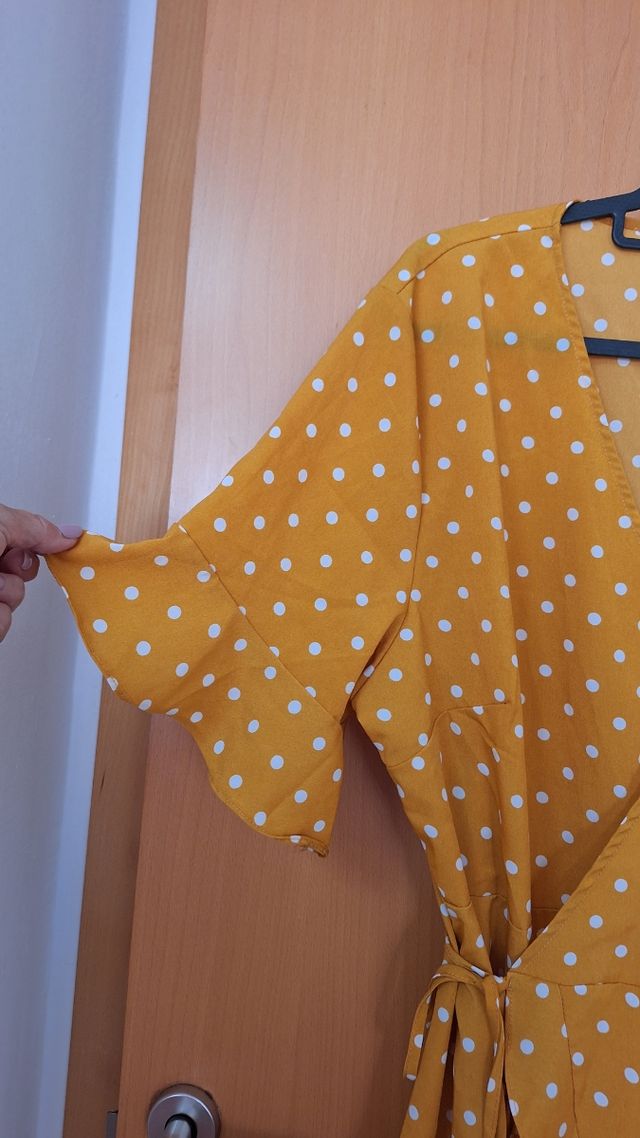 Vestido de verano amarillo con lunares