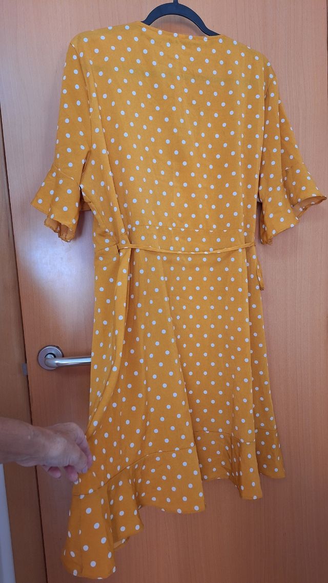 Vestido de verano amarillo con lunares