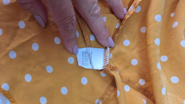 Vestido de verano amarillo con lunares