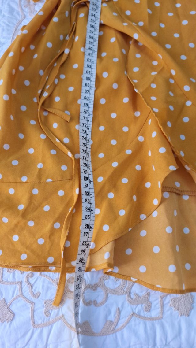 Vestido de verano amarillo con lunares