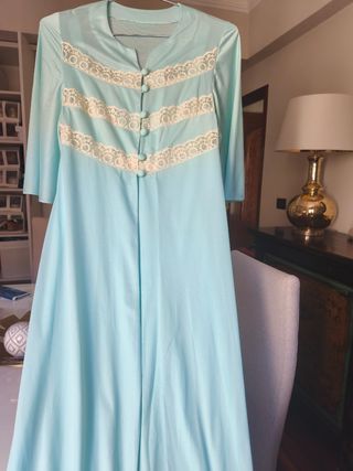 Camisón  y bata larga azul con encaje blanco