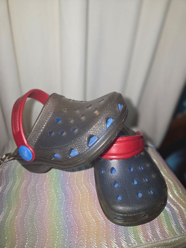 Sandalias Crocs niño azul y rojo