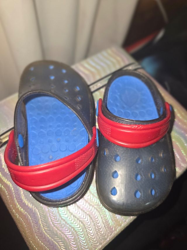 Sandalias Crocs niño azul y rojo