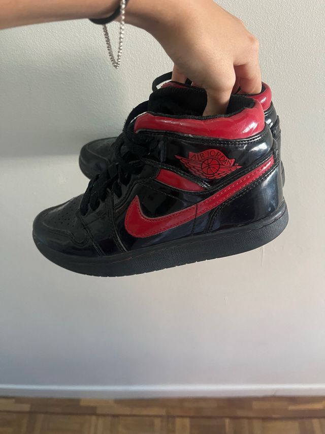 Jordan 1 Retro High Negro Rojo Patentado