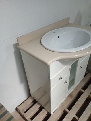 Mueble de baño con lavabo y encimera.