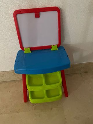 Pizarra infantil con almacenaje