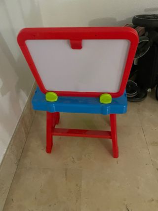 Pizarra infantil con almacenaje