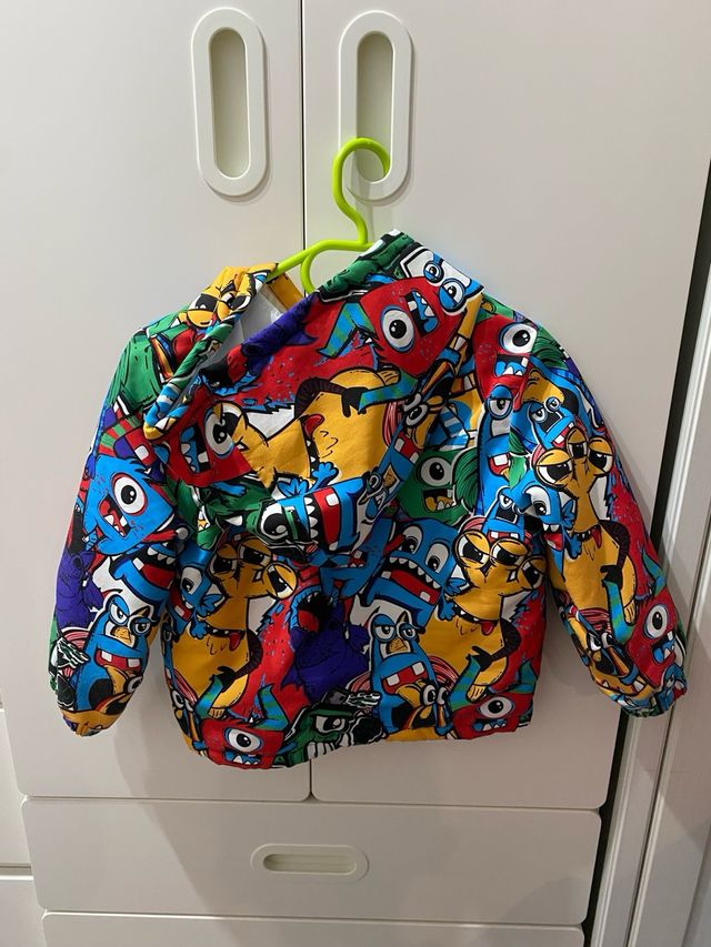 Chaqueta infantil con estampado de monstruos