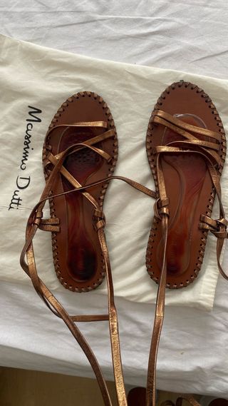 Sandalias romanas doradas