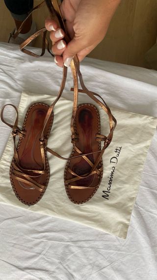 Sandalias romanas doradas