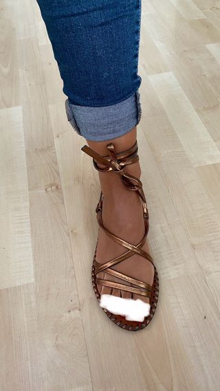 Sandalias romanas doradas