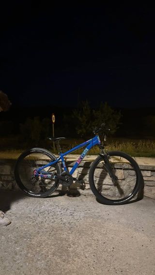 Bicicleta de montaña azul
