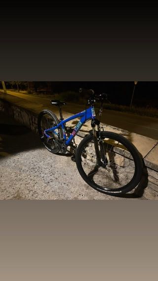 Bicicleta de montaña azul