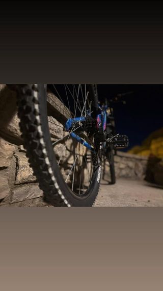 Bicicleta de montaña azul