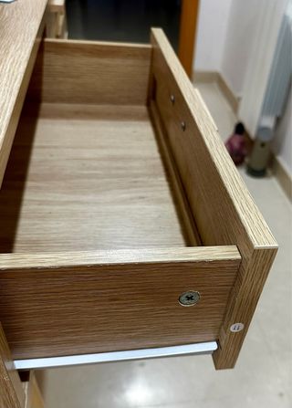 Mueble recibidor de madera y ratán