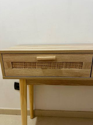 Mueble recibidor de madera y ratán