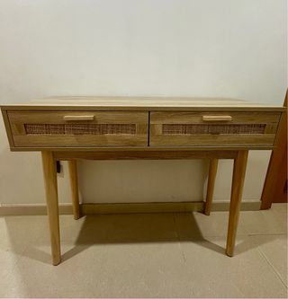 Mueble recibidor de madera y ratán