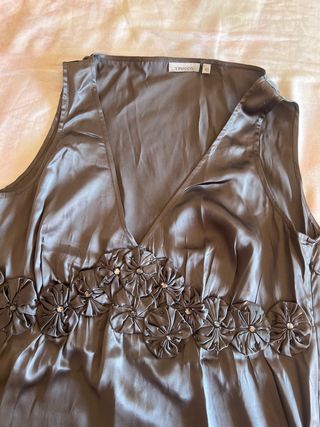 Camisa sin mangas gris con flores