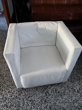 Sillón blanco de piel sintética