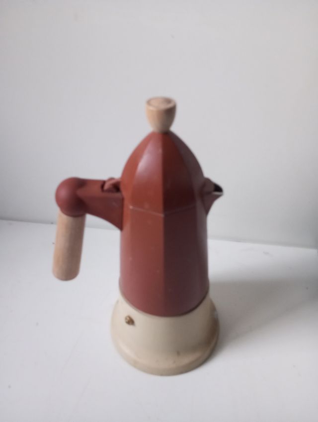 Cafetera Benetton color teja y Beige
