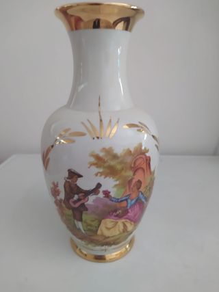 Jarrón de porcelana con escena romántica