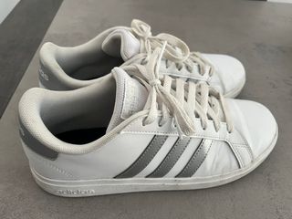 Zapatillas Adidas Blancas y Plateadas