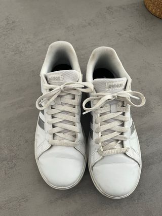 Zapatillas Adidas Blancas y Plateadas