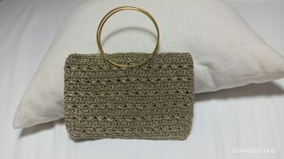 Bolso de mano dorado con asa circular