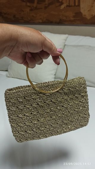 Bolso de mano dorado con asa circular