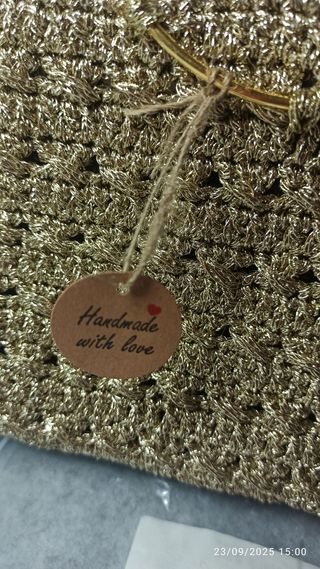 Bolso de mano dorado con asa circular