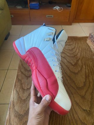 Zapatos Jordan Rojos y Blancos