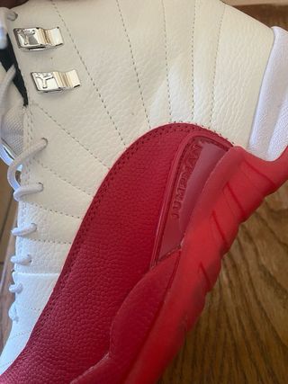 Zapatos Jordan Rojos y Blancos