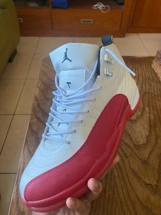 Zapatos Jordan Rojos y Blancos